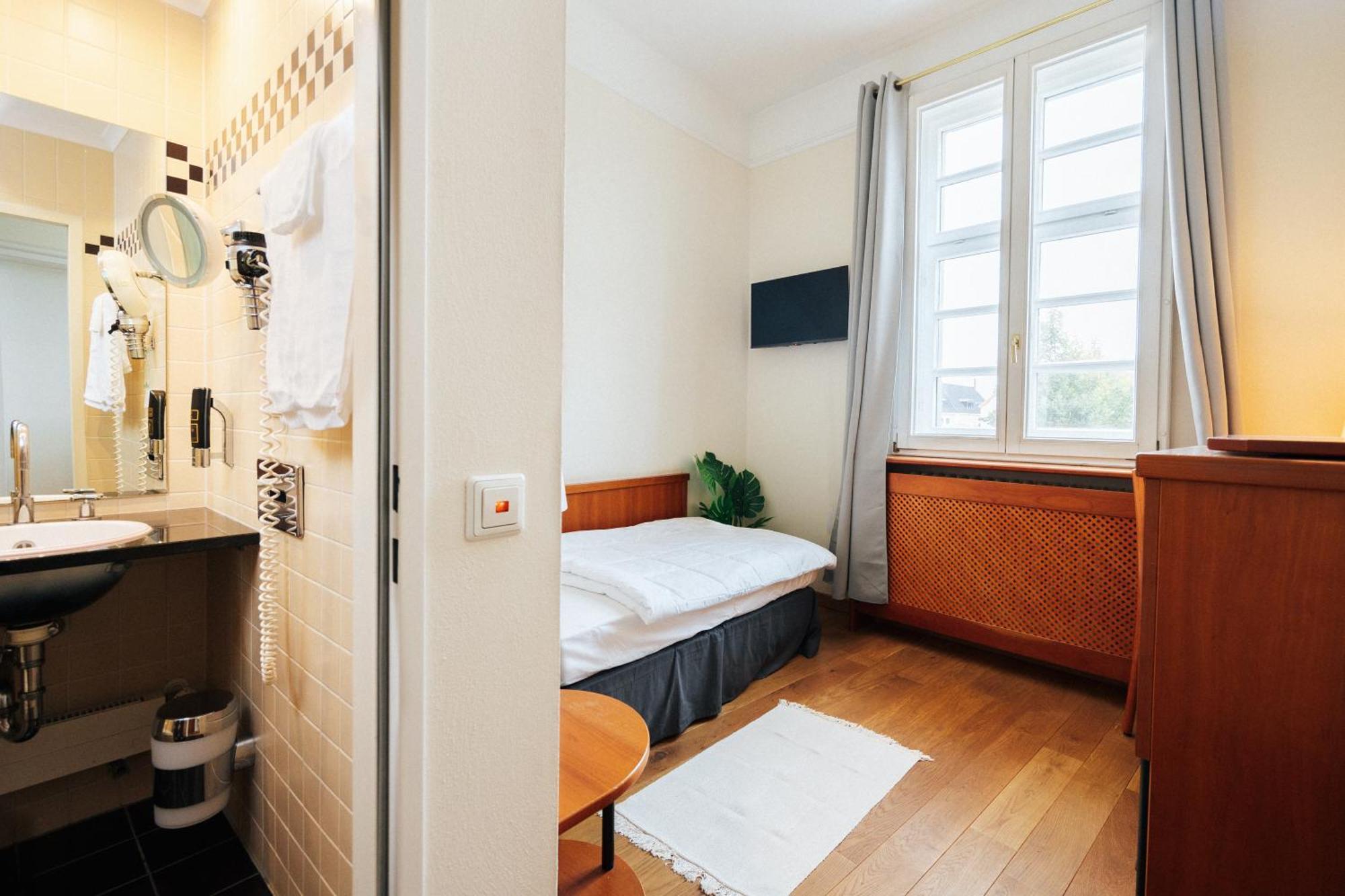 Celine Hotel Шветцинген Экстерьер фото